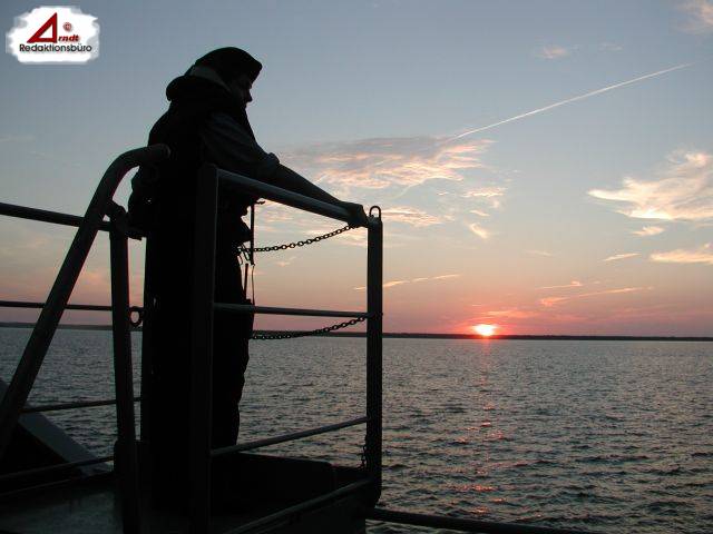 Sonnenuntergang vor der lettischen Ostseeküste - September  2005. Blick vom deutschen Tender 